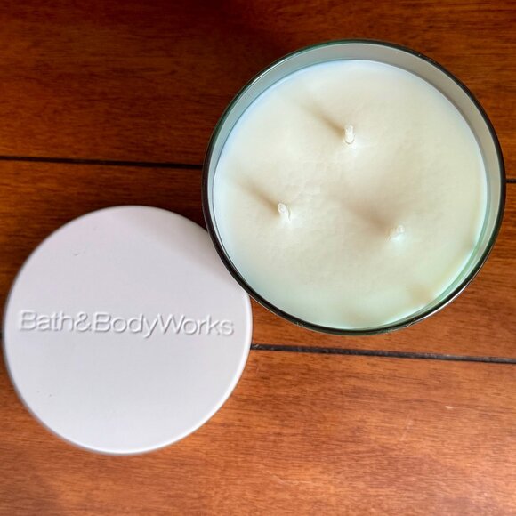 NEW SPRING APPLE 3-Wick 14.5oz Candle Bath & Body Works - Picture 2 of 3